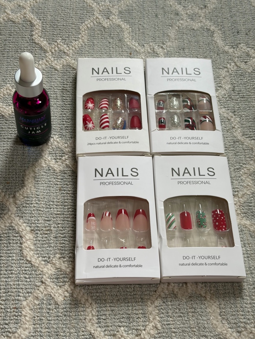 Christmas Press-On Nails Bundle – 4 Sets + Cuticle Oil & Makeup Bag